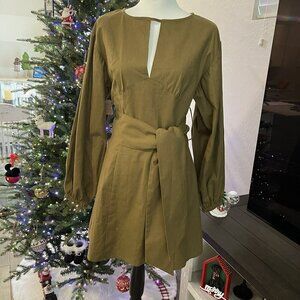 REVEUSE LONG SLEEVE DRESS WITH FRONT KEYHOLE IN ARMY GREEN SIZE MED - NWOT (367)